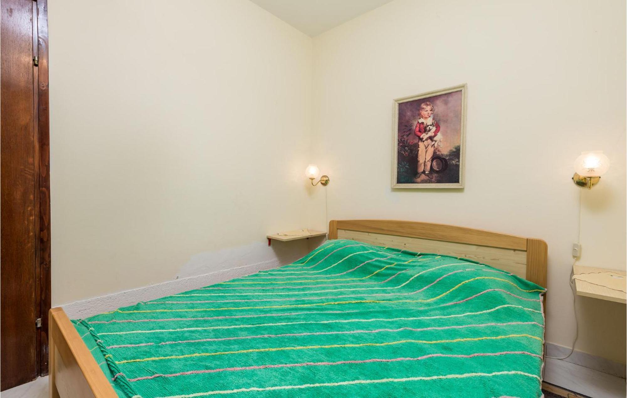 2 Bedroom Nice Apartment In Ябланац Екстериор снимка