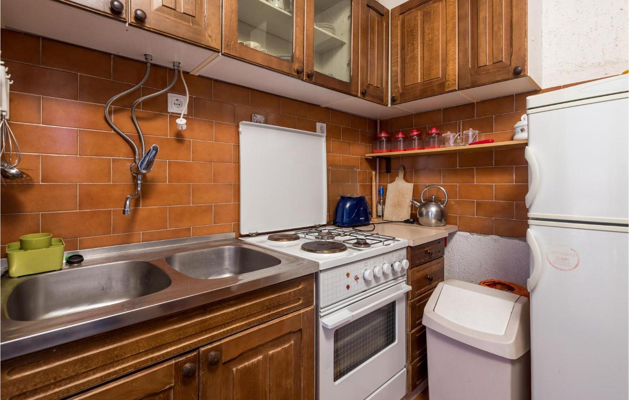 2 Bedroom Nice Apartment In Ябланац Екстериор снимка